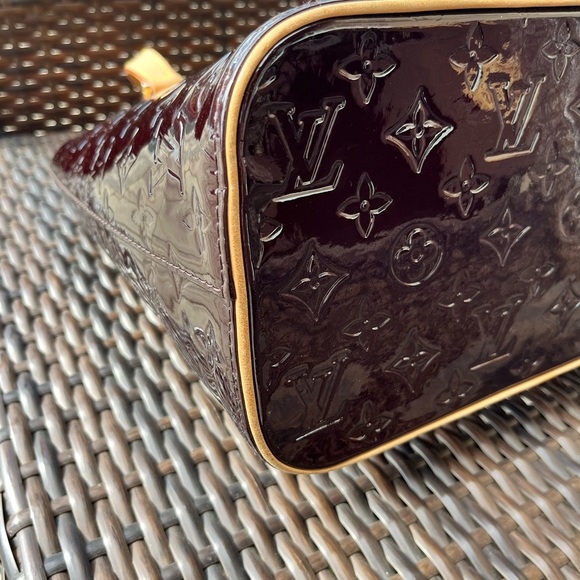 Louis Vuitton, Authentic & unique. Monogram Vermis Patent Leather Purse - Picture 4 of 16